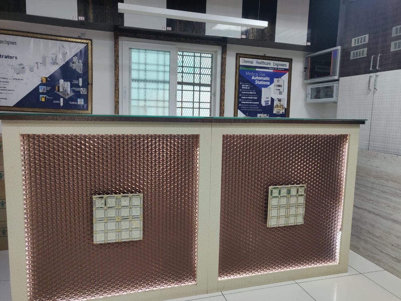 Product display counter with medical gas automatic station panels
